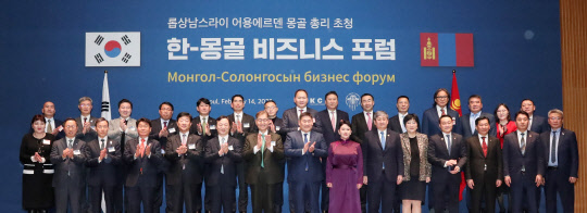 14일 서울 중구 상의회관에서 열린 '한-몽골 비즈니스 포럼'에서 롭상남스라이 어용에르덴(앞줄 왼쪽 여덟번째) 몽골 총리와 우태희(앞줄 왼쪽 다섯번째) 대한상의 상근부회장이 참석자들과 기념촬영을 하고 있다. 대한상공회의소 제공
